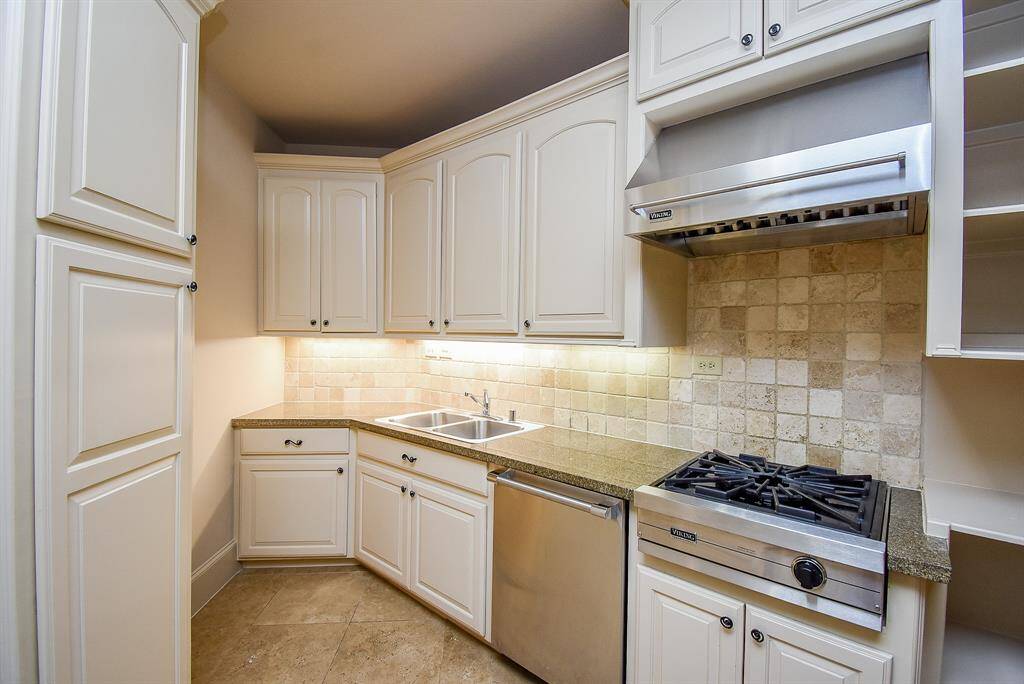 Quick view of the secondary kitchen behind the main kitchen. Keep the main kitchen looking like new while you do your cooking and cleaning here!