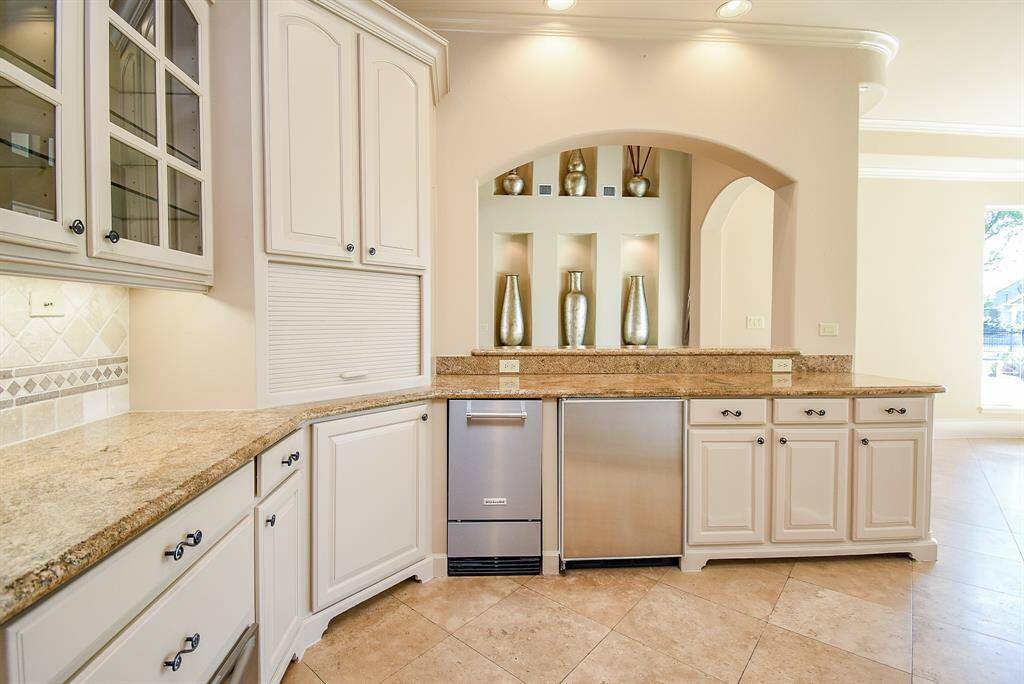 Ice maker, bread container, and plenty of cabinetry in the kitchen.