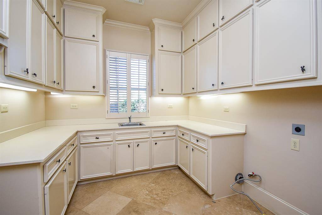 Look at all the storage and cabinetry in the utility room!