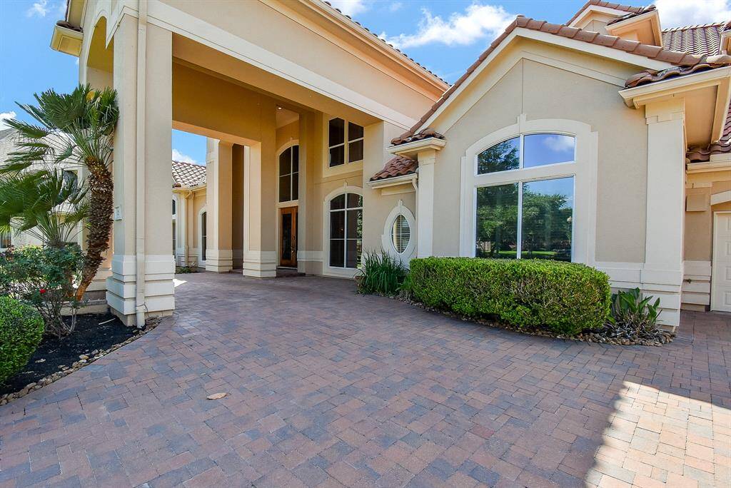 Brick Paved circle through driveway
