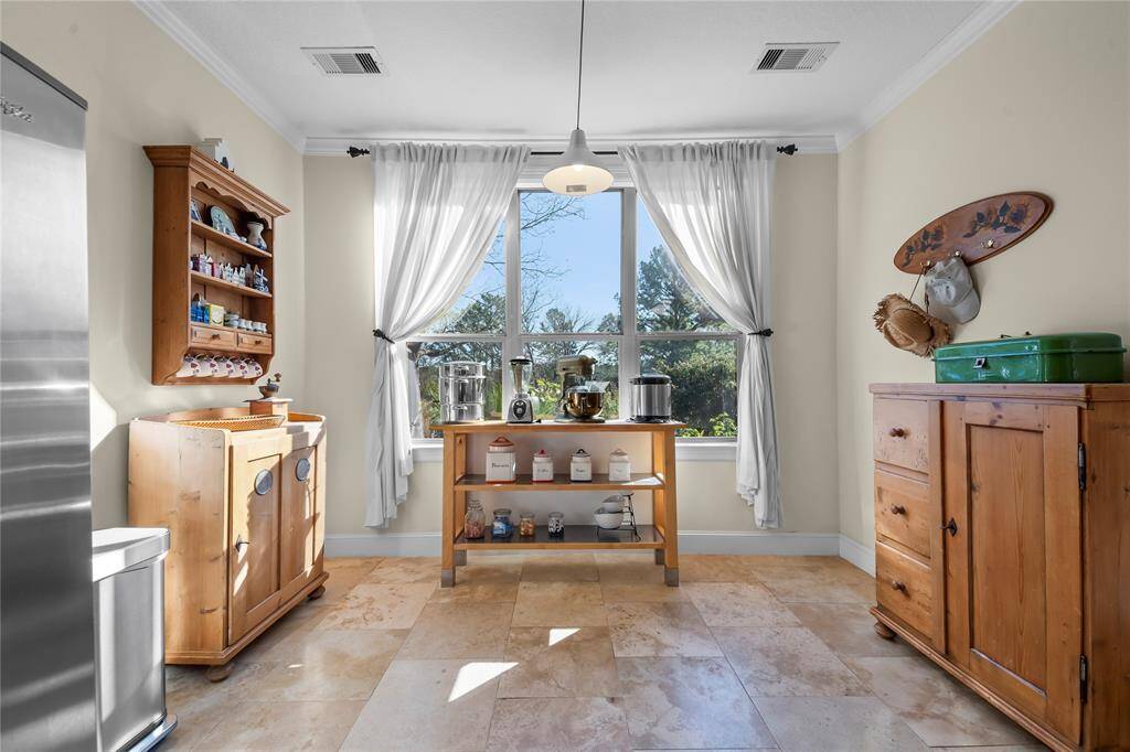 Kitchen peninsula is open to the family room