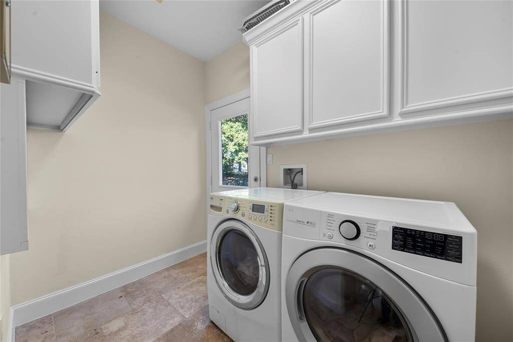 Guest 1/2 bath