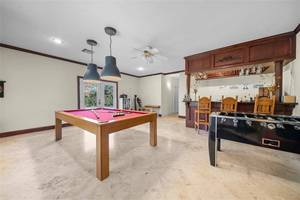 Gameroom w/ built-in bar