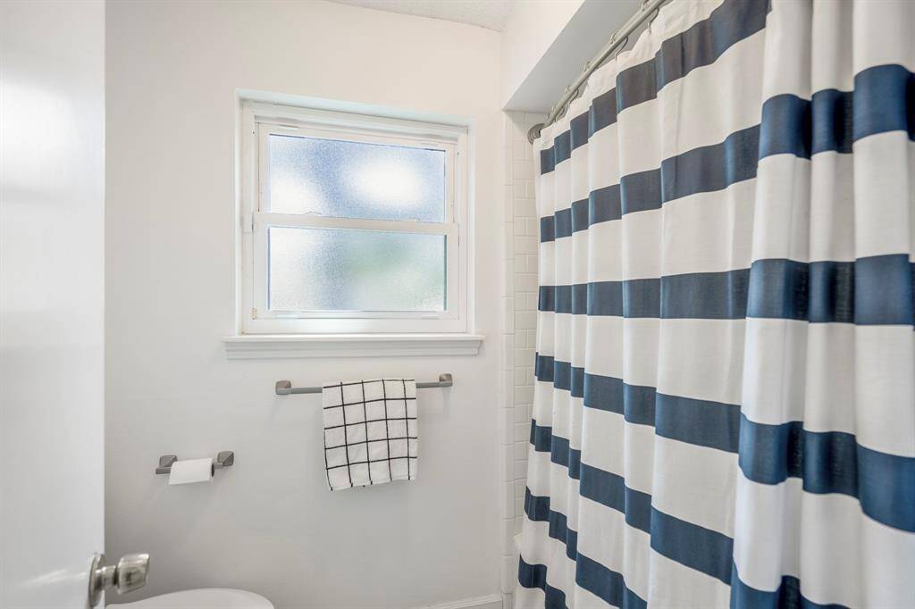 Second floor full bathtub.