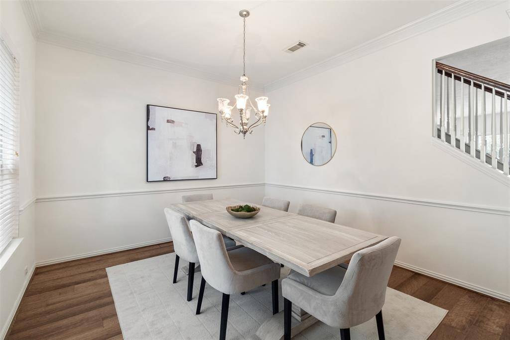Chair molding adds a touch of elegance to the diding room.