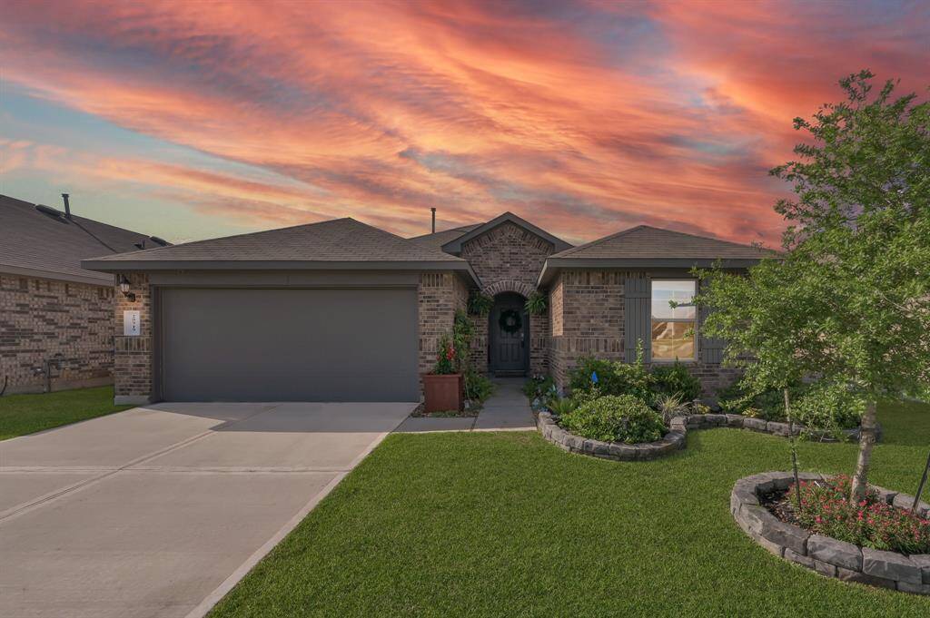 Let's get you into this beautiful home before somebody else snatches it up. Schedule your showing and get your offer in TODAY!