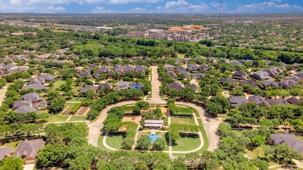 Grand Lakes features a central recreational area with a pool and green spaces, offering a tranquil and inviting environment for families.
