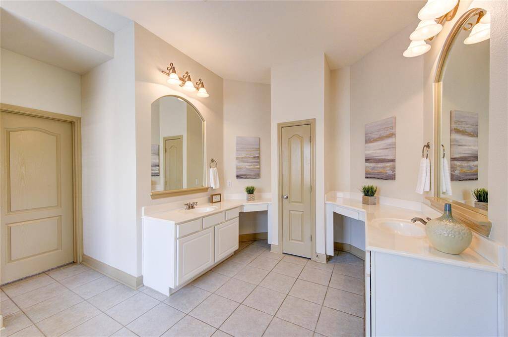 The primary en-suite is nothing short from perfection. Every detail added was intended to cater to all your cleansing and refreshing needs.