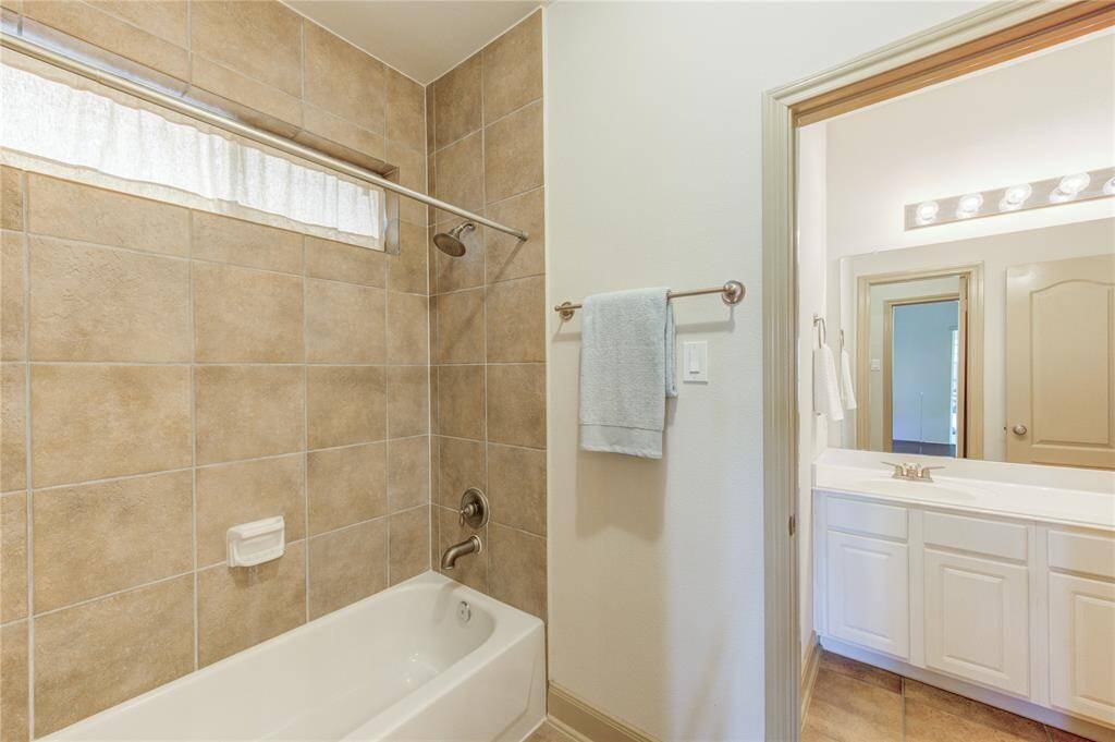 Convenient shower/tub combo.