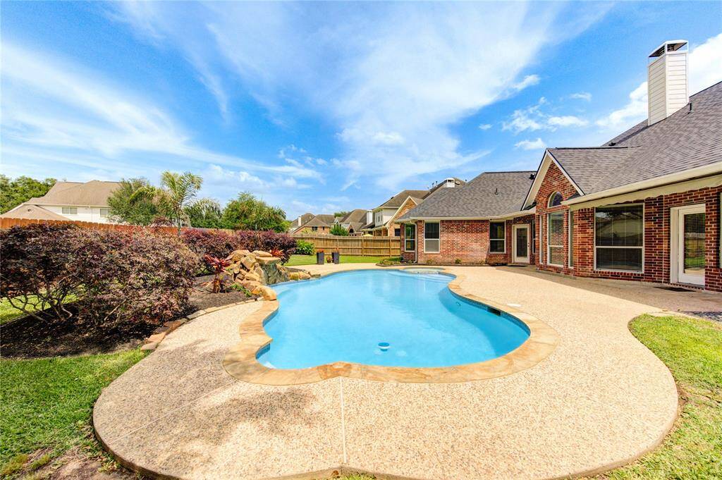 Lazy weekends spent in this backyard will ensure years of delightful memories. Imagine yourself here!