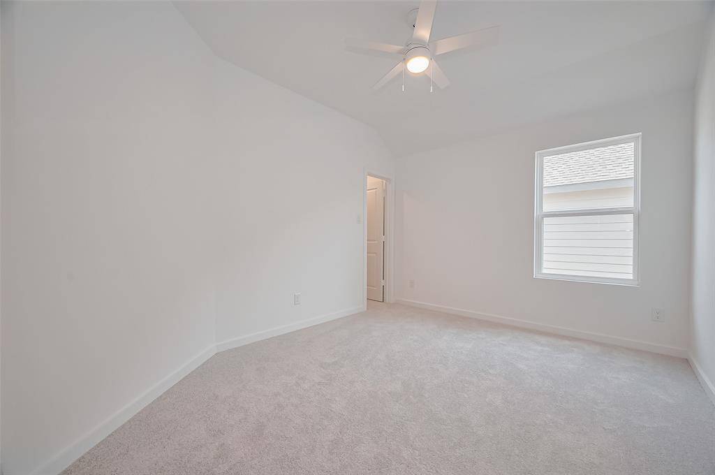 1st. secondary bedroom.