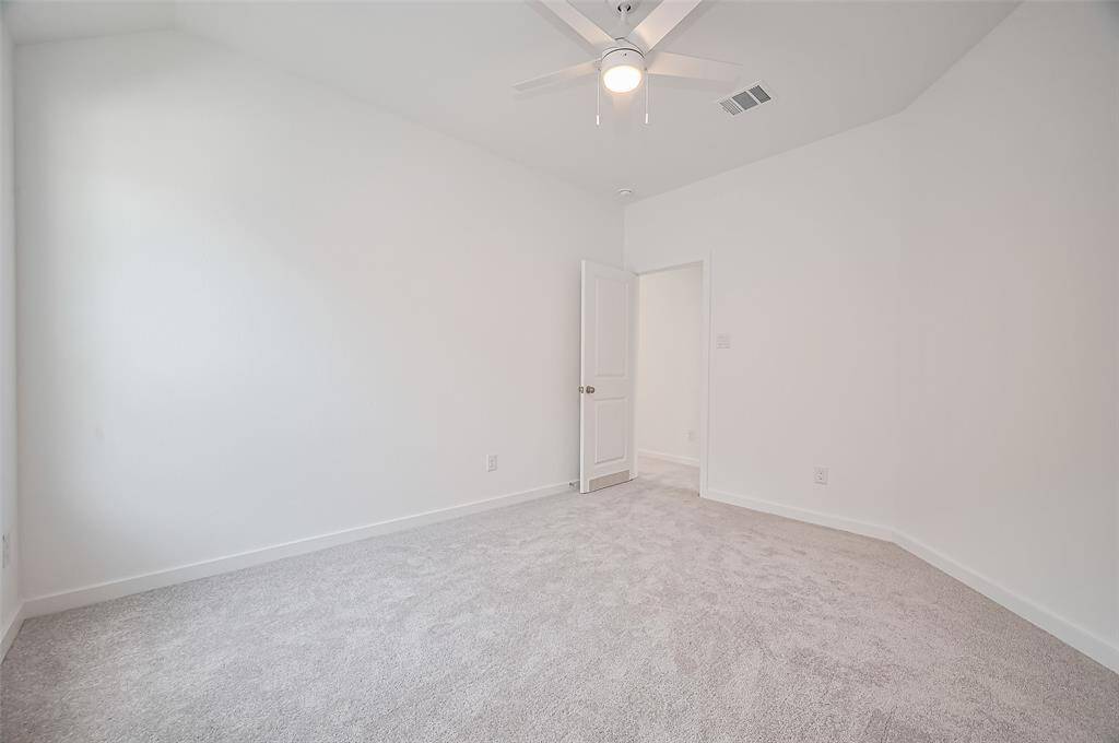 1st. secondary bedroom.