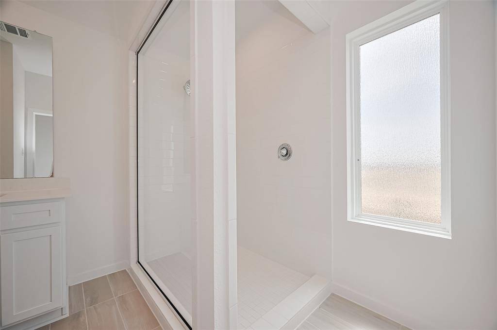 Modern and confortable primary bathroom.