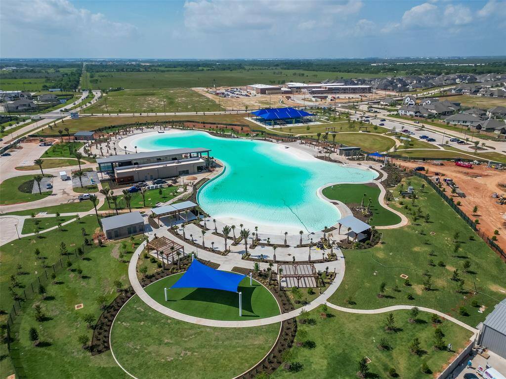 Beautiful amenities to enjoy throughout the Bridgeland community.