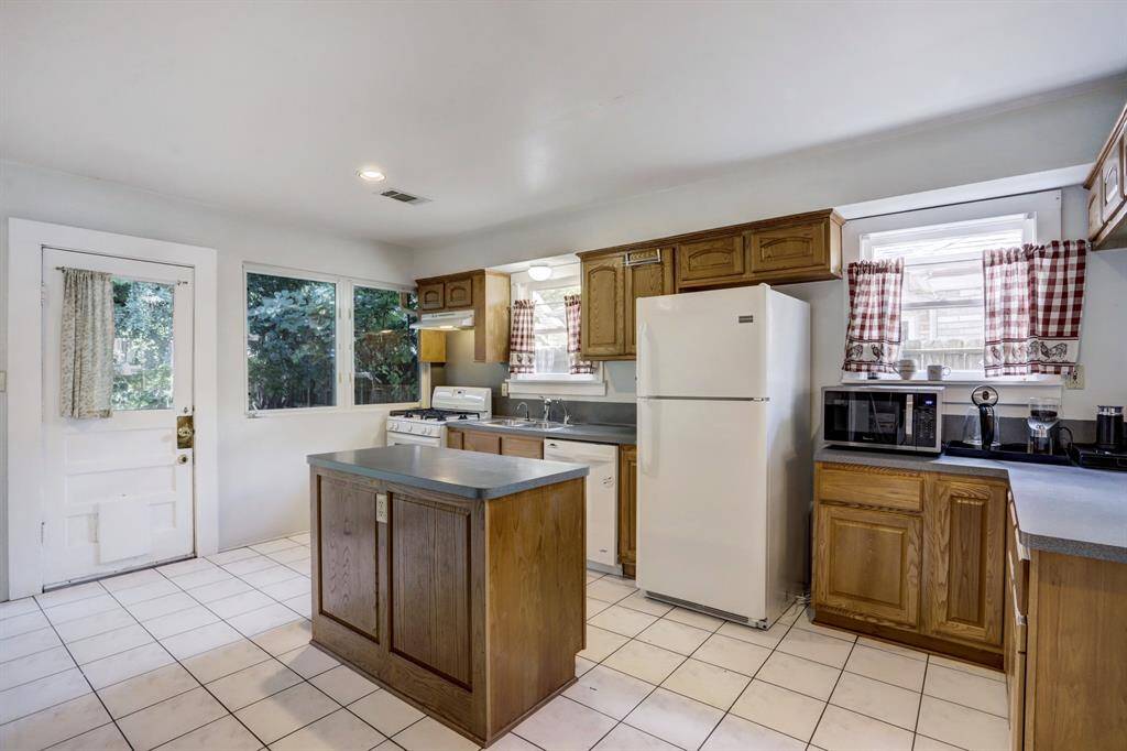 Very spacious kitchen with windows that all open for cool days. Front door has mesh for cross ventilation.