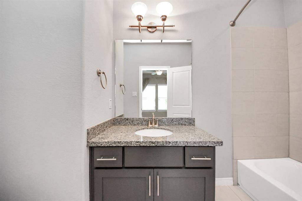 Full ensuite bathroom in third floor bedroom