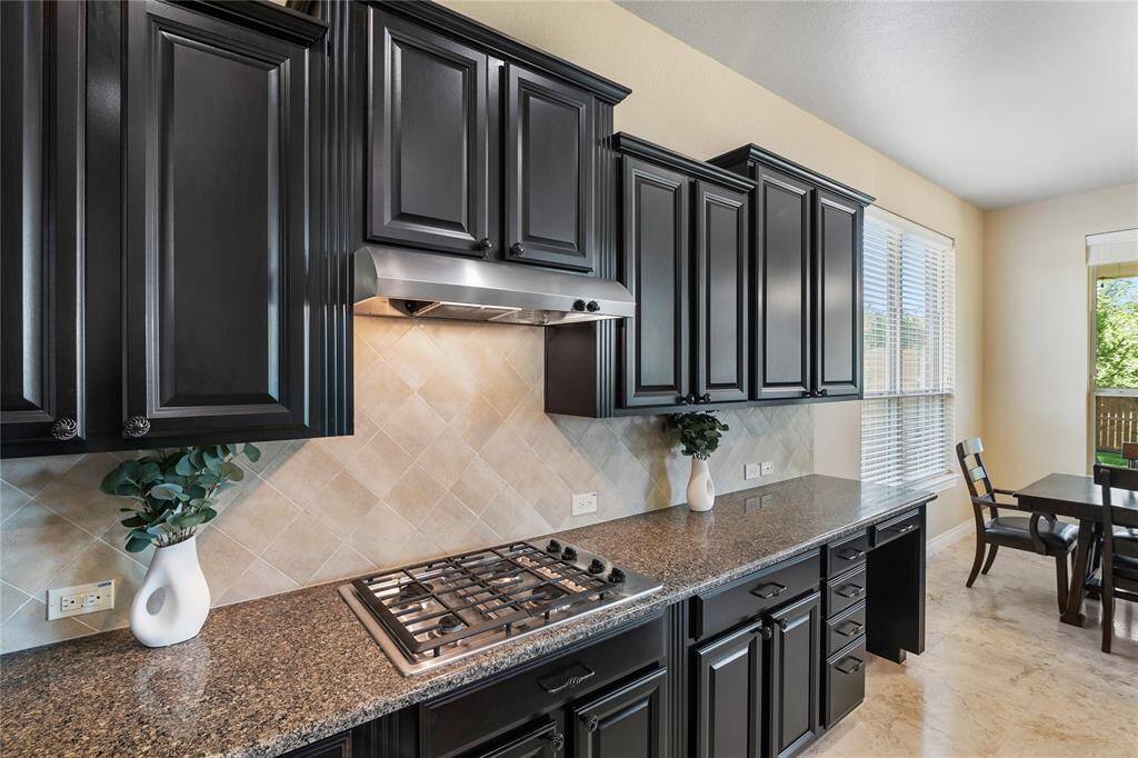 Exquisite blend of colors and materials in the stunning kitchen.