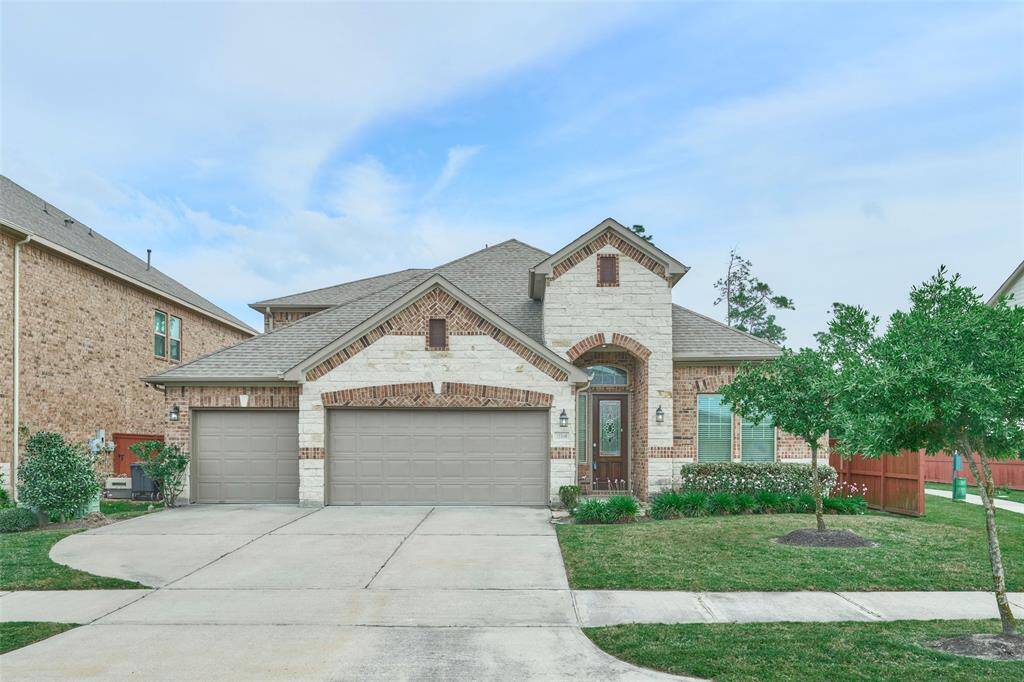 This high quality low maintenance home is ready for enjoyment. Back-up generator, beautiful tile floors, and a chef's kitchen await.