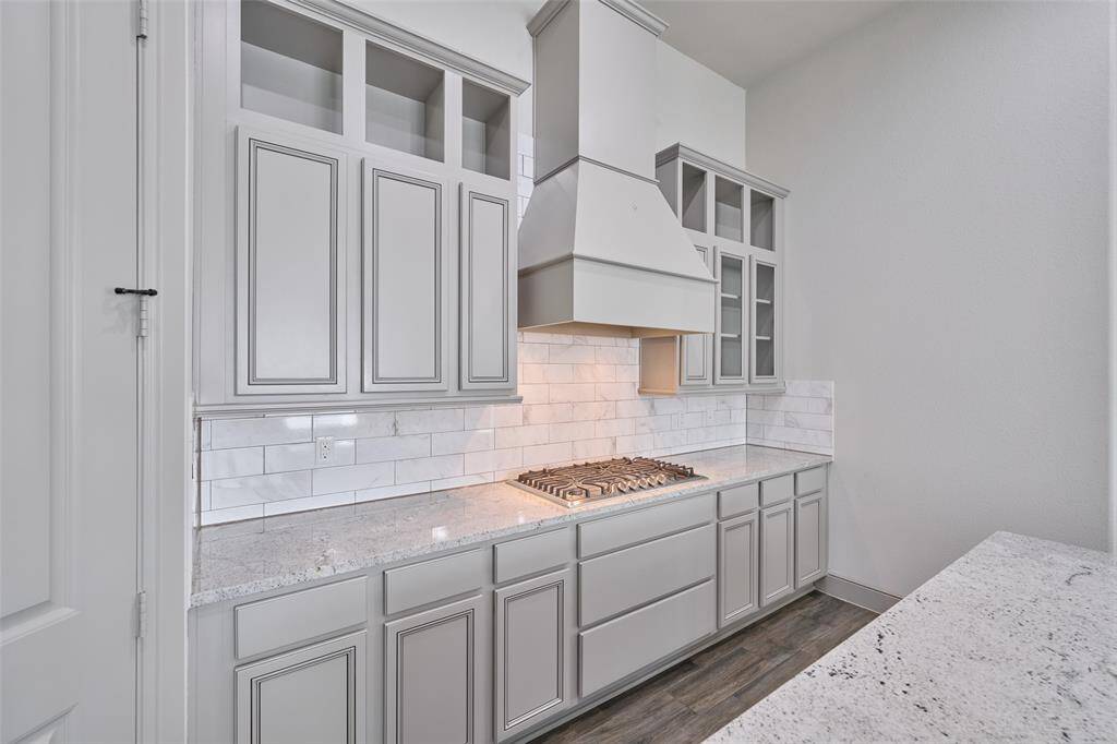 This real chef's kitchen is designed for an enthusiastic cook. Walk-in pantry included.
