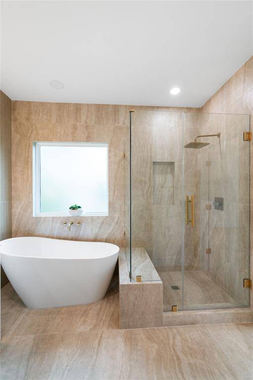 Soaking freestanding tub