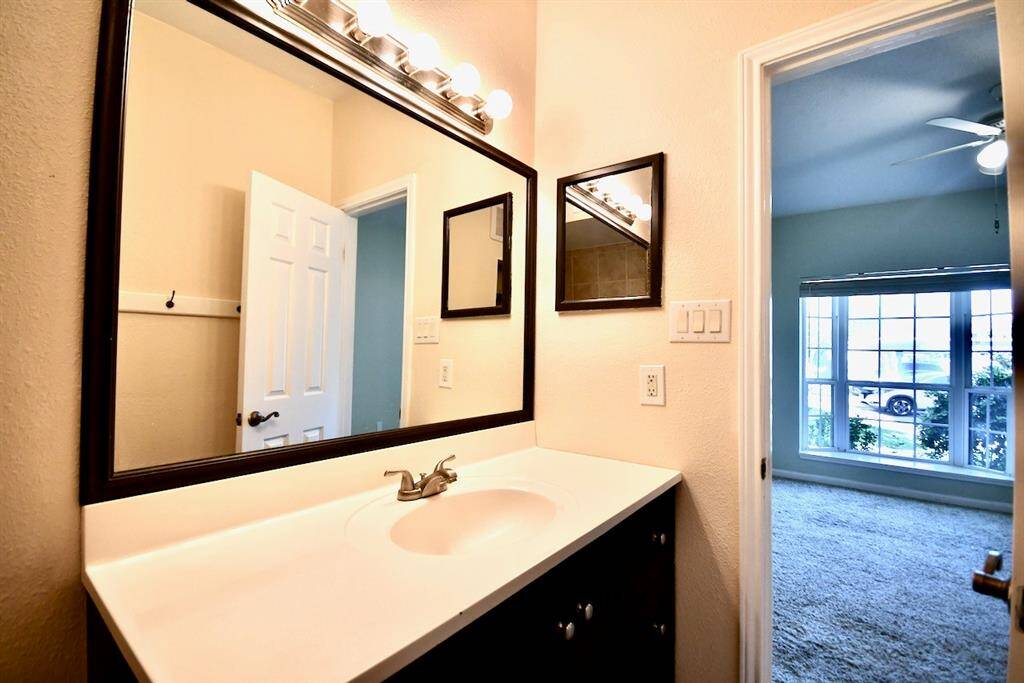 AI-Staged Master Bathroom