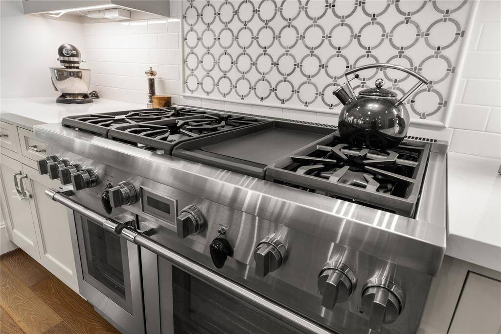 Thermador 6-burner gas range w/ griddle.