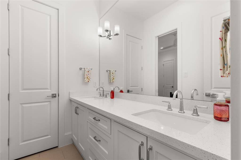 Jack-n-jill bath between two secondary bedrooms.