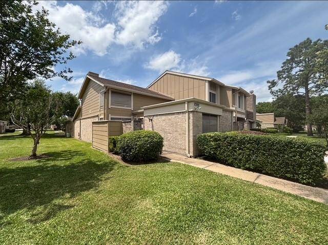 Fantastic corner townhome is waiting for you!