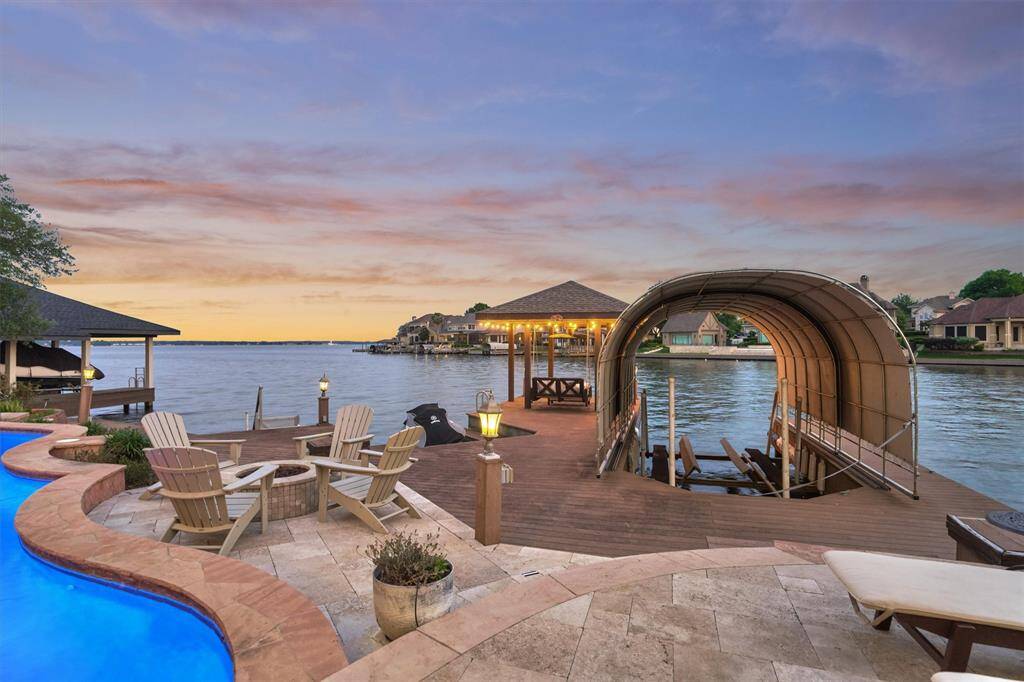 The extended decking near the lake offers great space for fishing or relaxing by the water.