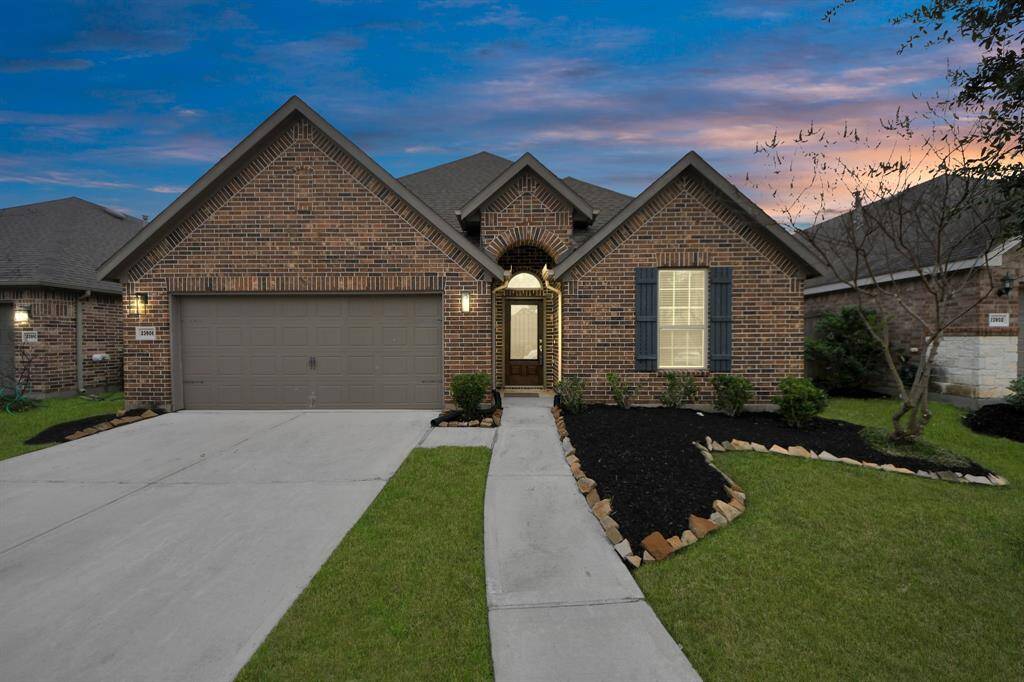 Ideally situated just minutes from the 99, I-10, and 290, this home is bursting with possibilities! Don’t let the chance to make it yours slip away—seize the opportunity today!