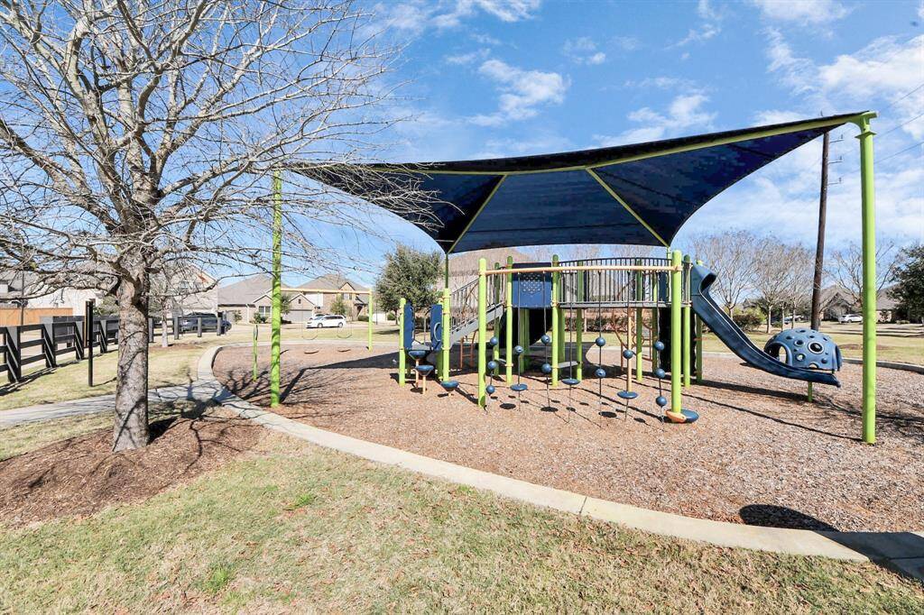 Enjoy the several parks Elyson has to offer. Perfect for the kiddos to play!