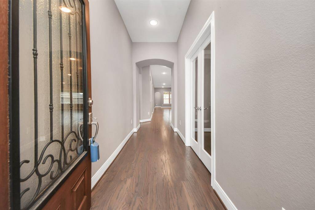 As you step inside, you'll be greeted by high ceilings and stunning hardwood flooring that flows seamlessly through all common areas and the primary bedroom.