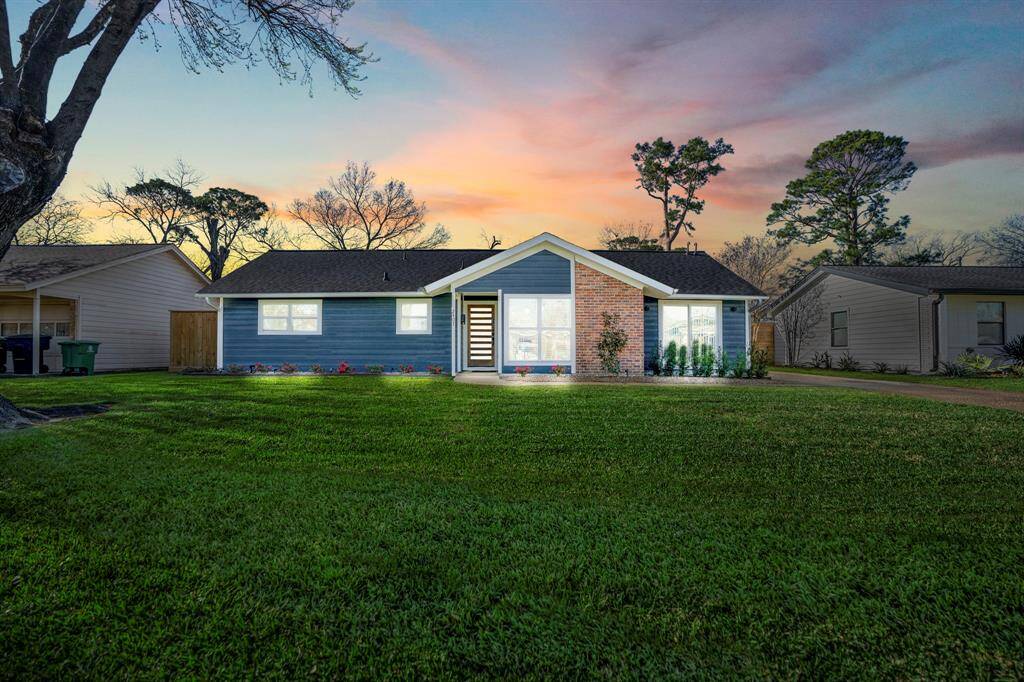 A look at this home at twilight. Easy access to 610 North Loop, 45, and 290. Just a short 15 minute drive to the Energy Corridor and 15 minutes to downtown Houston.