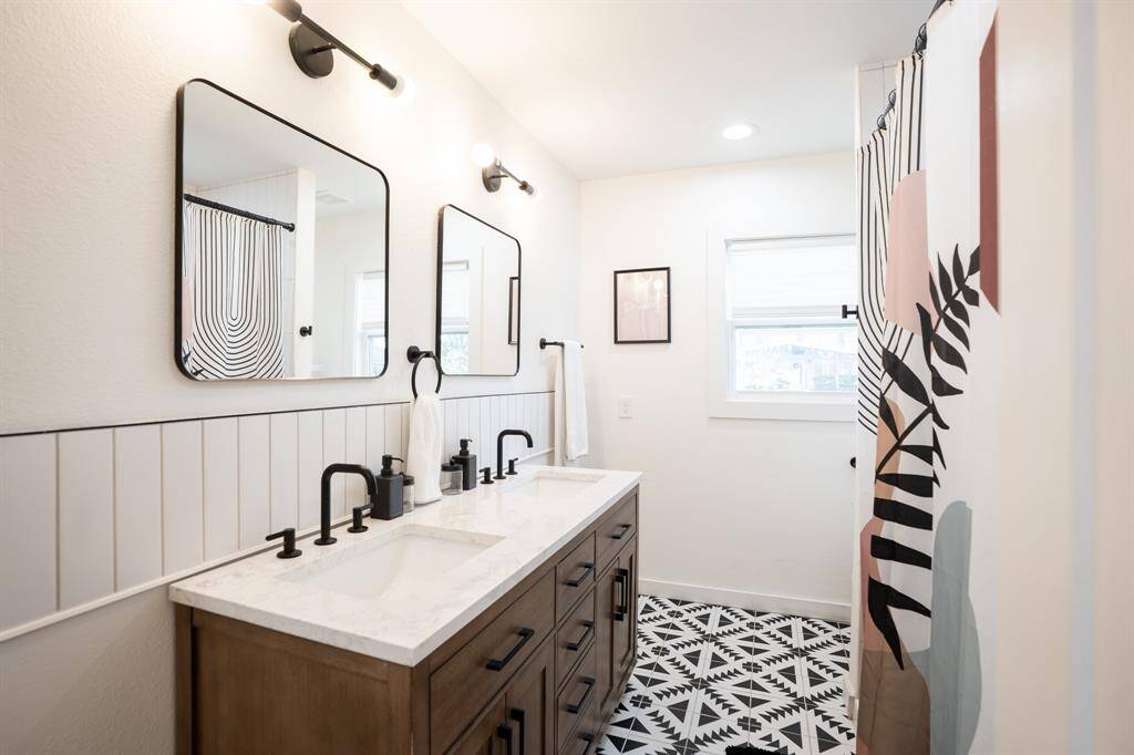 Full bathroom in the hallway leading to the secondary bedroooms.
