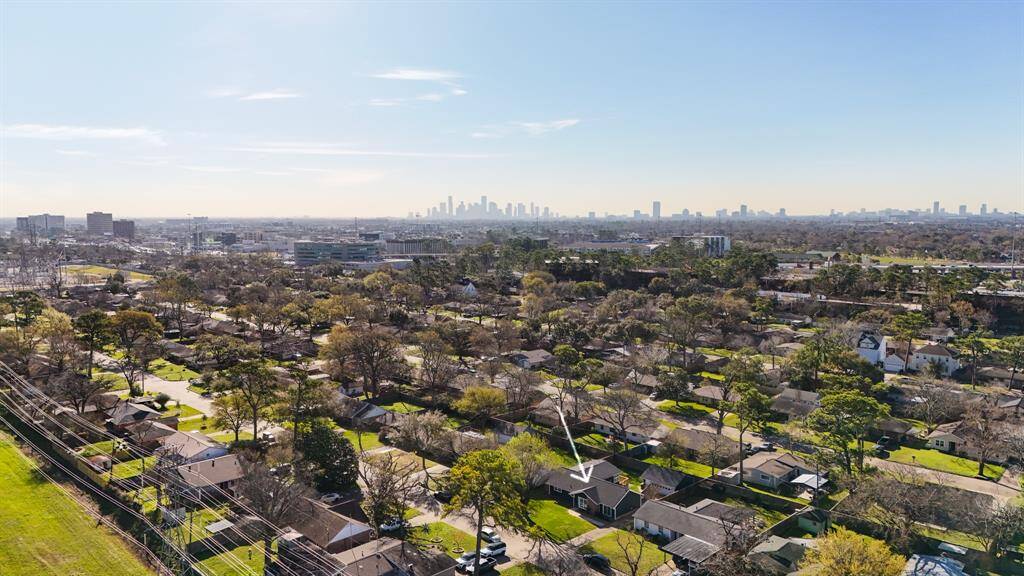 You are also only 15 minutes to downtown Houston. Welcome home to 2407 Stonecrest. This home has been well-loved and ready for new memories.
