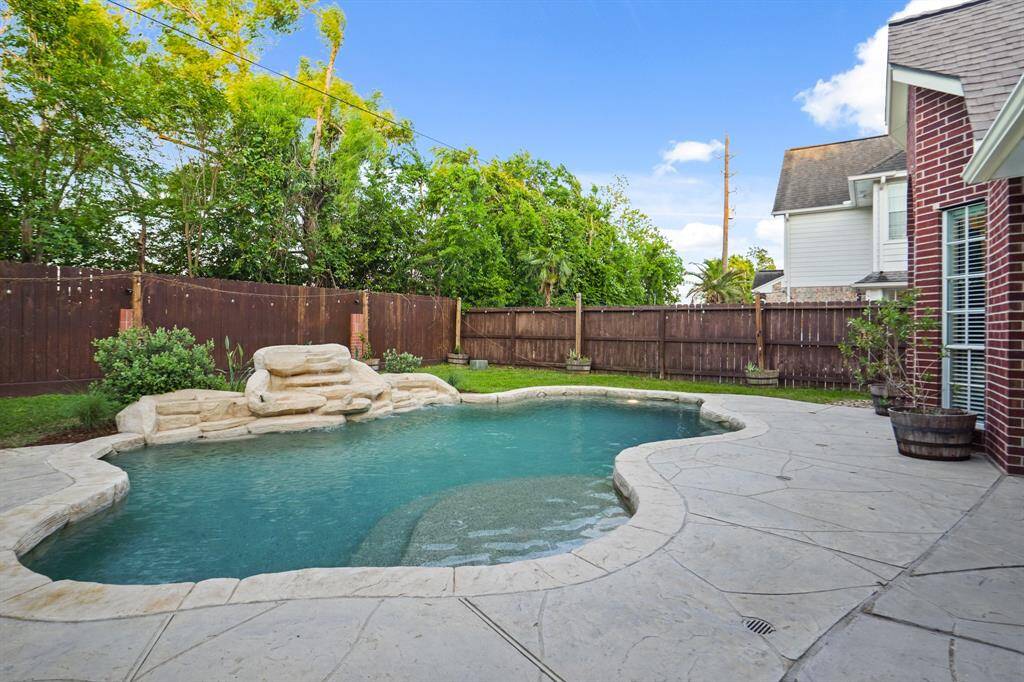 With no backyard neighbors since this home backs to a greenbelt with a walking path, its a privacy bonus to only have a neighbor on one side!
