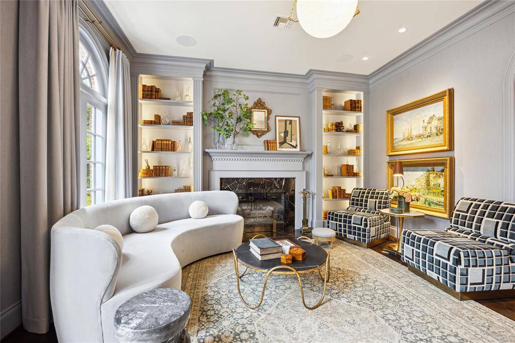 Gracefully designed, the Living Room showcases Holland and Sherry’s Cirrus Blue paperbacked wool wallcovering, complemented by matching drapery crafted from the same fabric and trim, all painted to harmonize seamlessly.