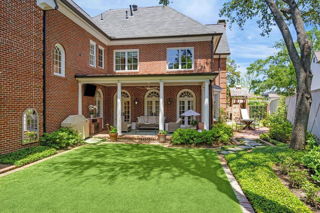 Beautiful and oversized turfed backyard. The perfect oasis in the Heart of River Oaks.
