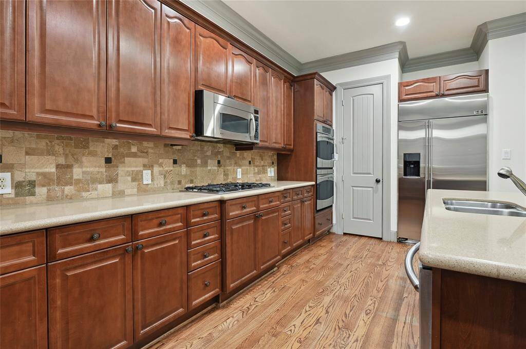 Unbelievable amount of storage in the chef's kitchen!