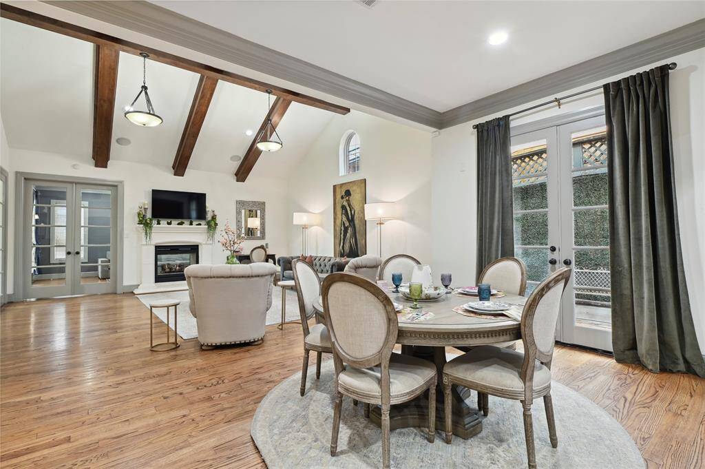 Elegant breakfast area!