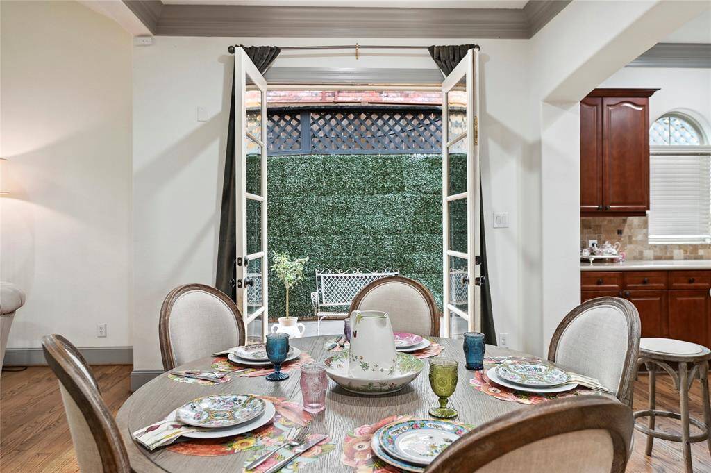Picture- perfect breakfast area!