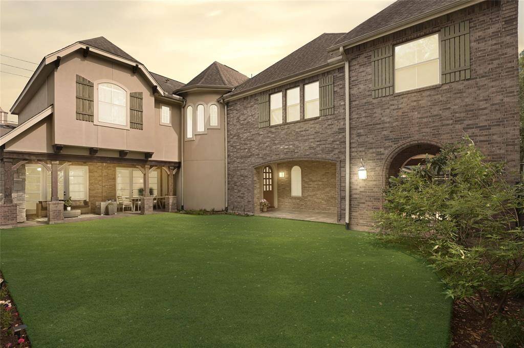 Beautiful, private and spacious outdoor area and covered veranda!