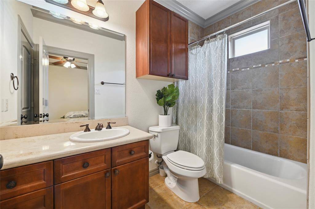 Attached ensuite full bathroom for forth bedroom!