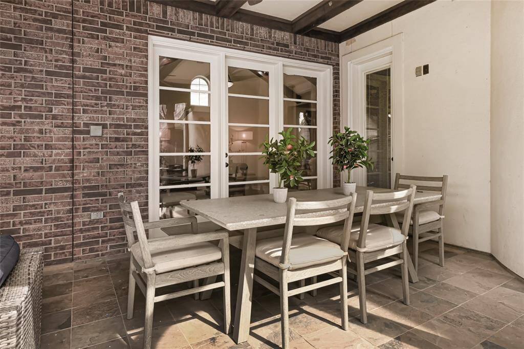 Outdoor dining area is ideal for loved ones to gather and create memories!