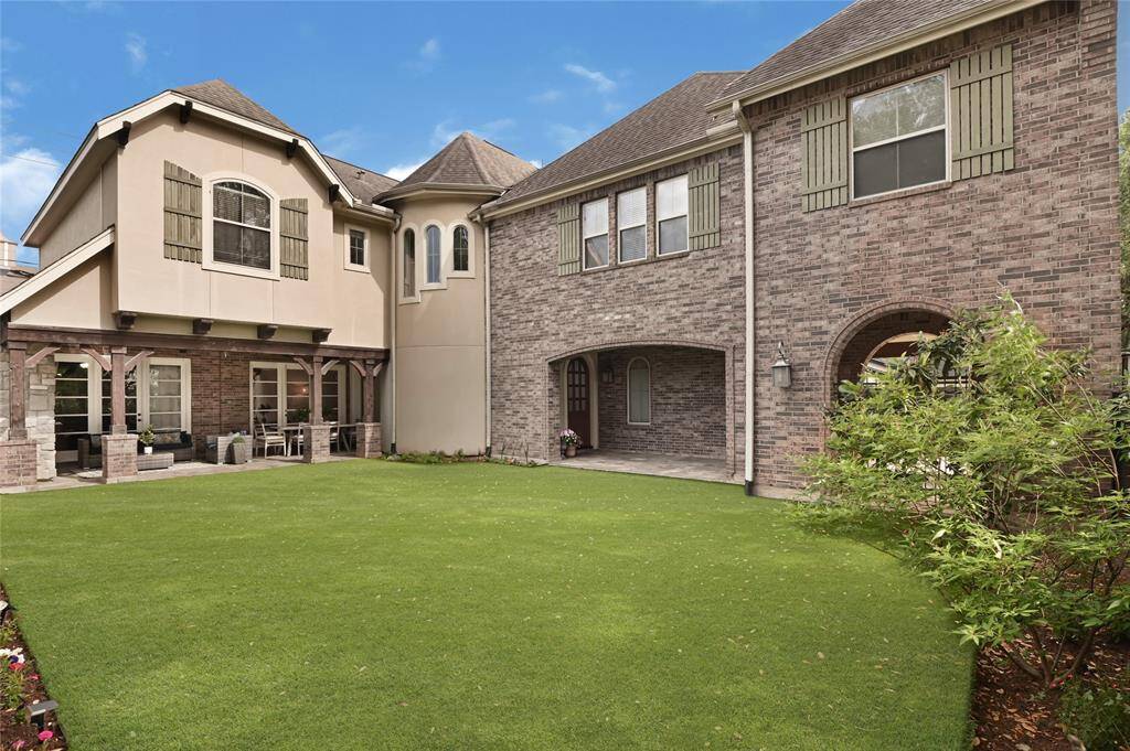 WOW! What an unbelievable outdoor space!!