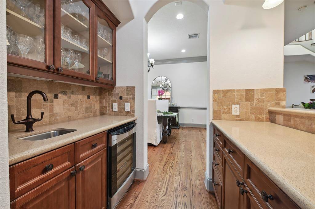 Perfect butler pantry with a wet bar and upscale cabnietry and storage!
