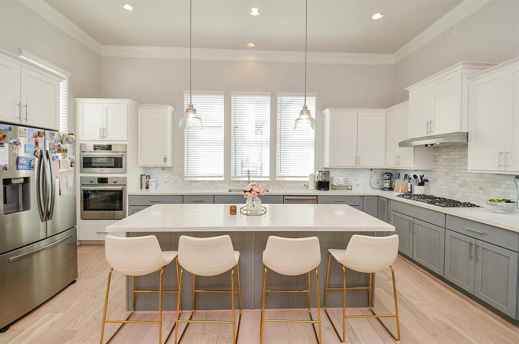 Oversized kitchen island is great for entertaining and preparing delicious meals.  Bosch Thermal bake 30" oven with Bosch 30" microwave drop down door make baking easy.