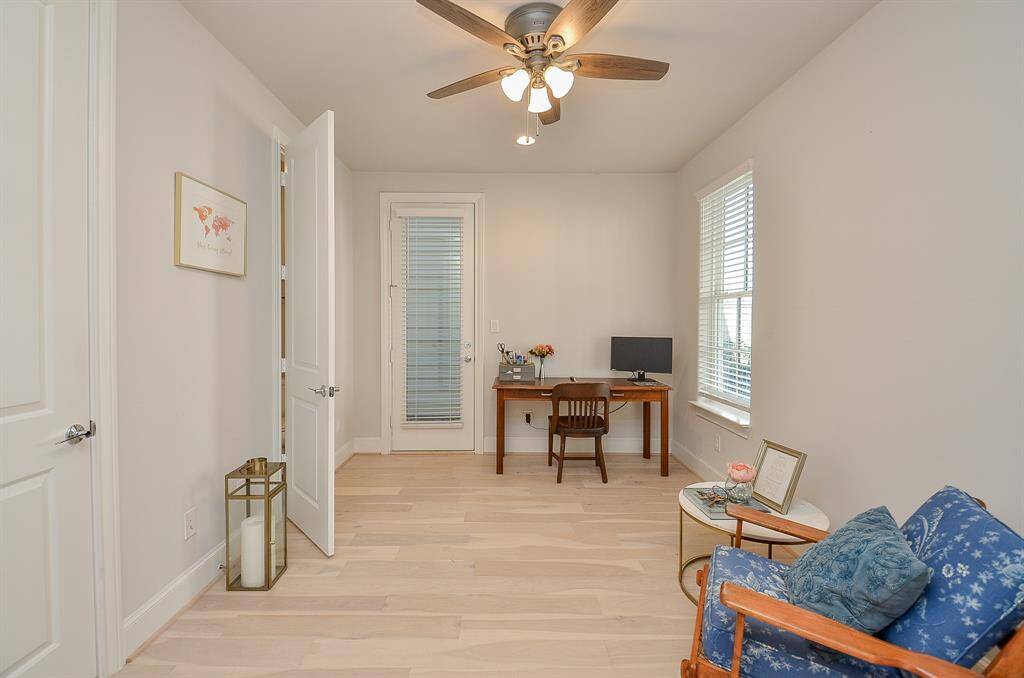 Light and bright secondary with en-suite bath on 1st floor.  Door heading out to side yard behind gate. Ceiling fan, 2" blinds for window coverings.