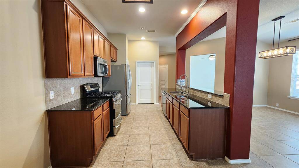 Breakfast area to Kitchen
