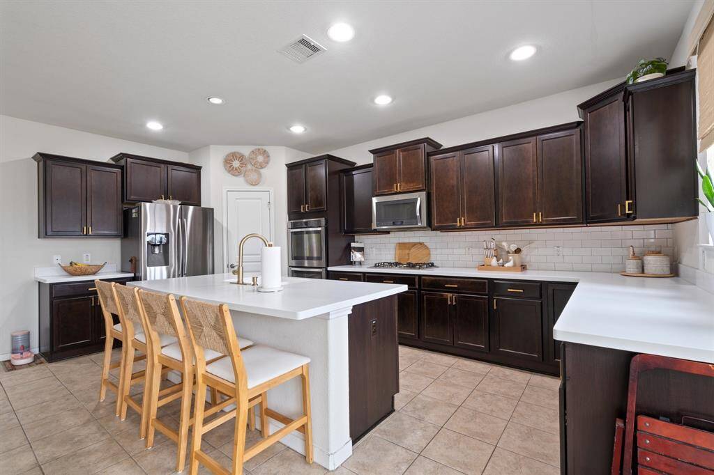 The kitchen, an integral part of thishome's open-concept design,seamlessly flows off the living room,creating a harmonious andconnected living space.